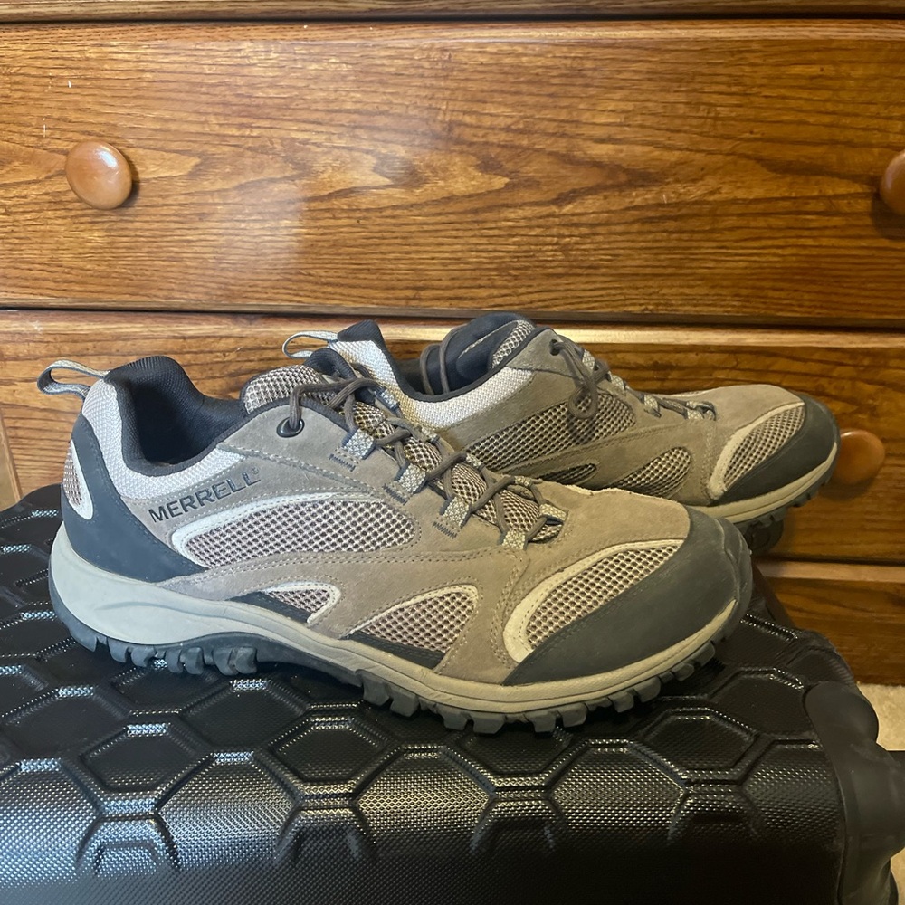 Merrell Men's Tan and Black Athletic Shoes